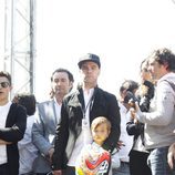 Fonsi Nieto con su hijo Lucas en el homenaje de Ángel Nieto en las puertas del Bernabéu