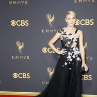 Julianne Hough en la alfombra roja de los Premios Emmy 2017