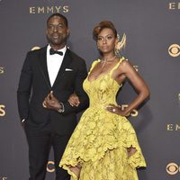 Sterling K. Brown y Ryan Michelle Bathe en la alfombra roja de los Premios Emmy 2017