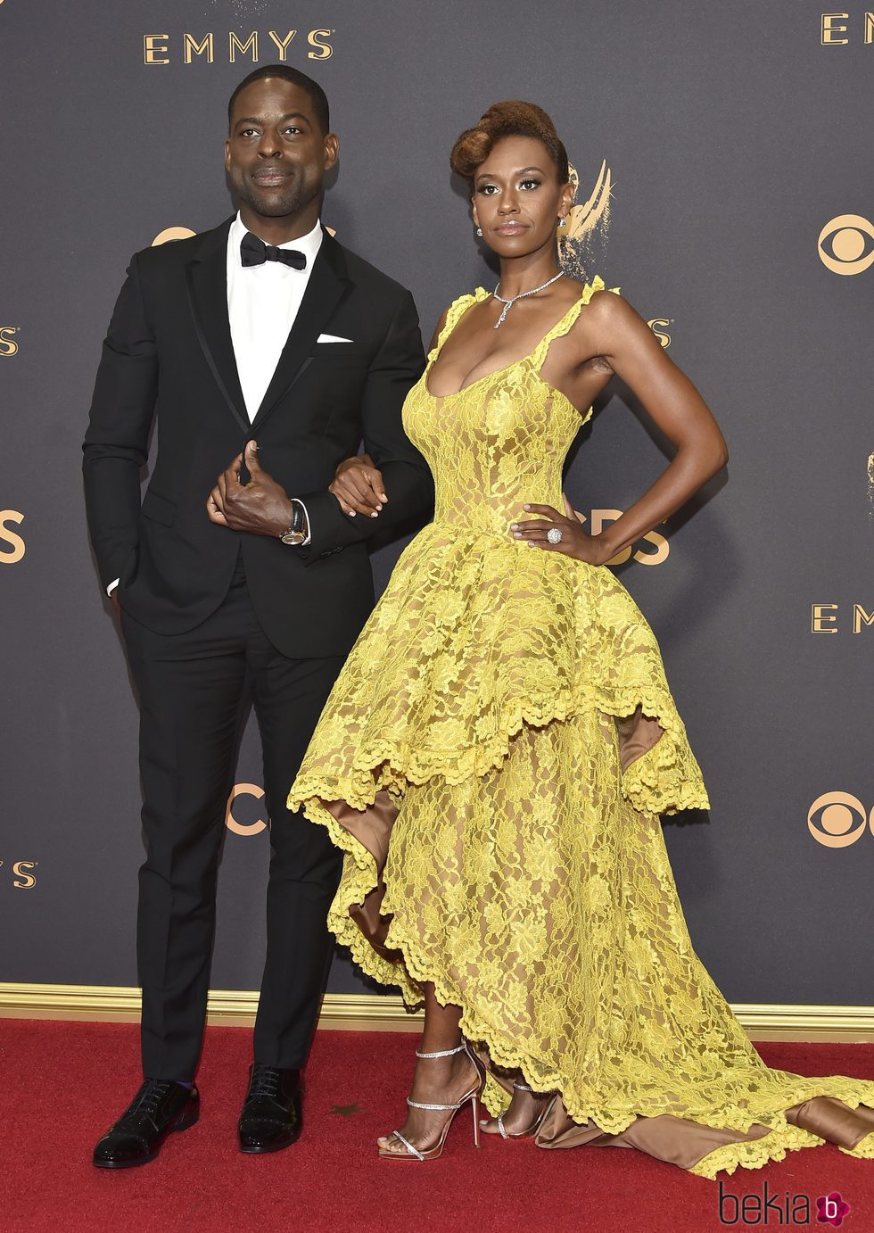 Sterling K. Brown y Ryan Michelle Bathe en la alfombra roja de los Premios Emmy 2017