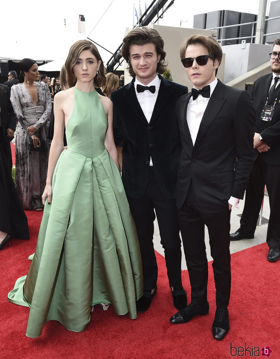 Natalia Dyer, Joe Keery y Charlie Heaton en la alfombra roja de los Premios Emmy 2017