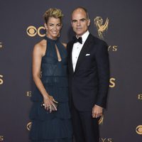Karyn Kelly y Michael Kelly en la alfombra roja de los Premios Emmy 2017