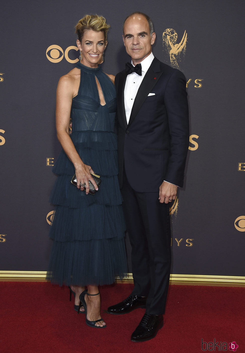 Karyn Kelly y Michael Kelly en la alfombra roja de los Premios Emmy 2017