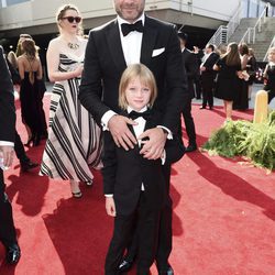 Liev Schreiber y su hijo Samuel Kai en la alfombra roja de los Premios Emmy 2017