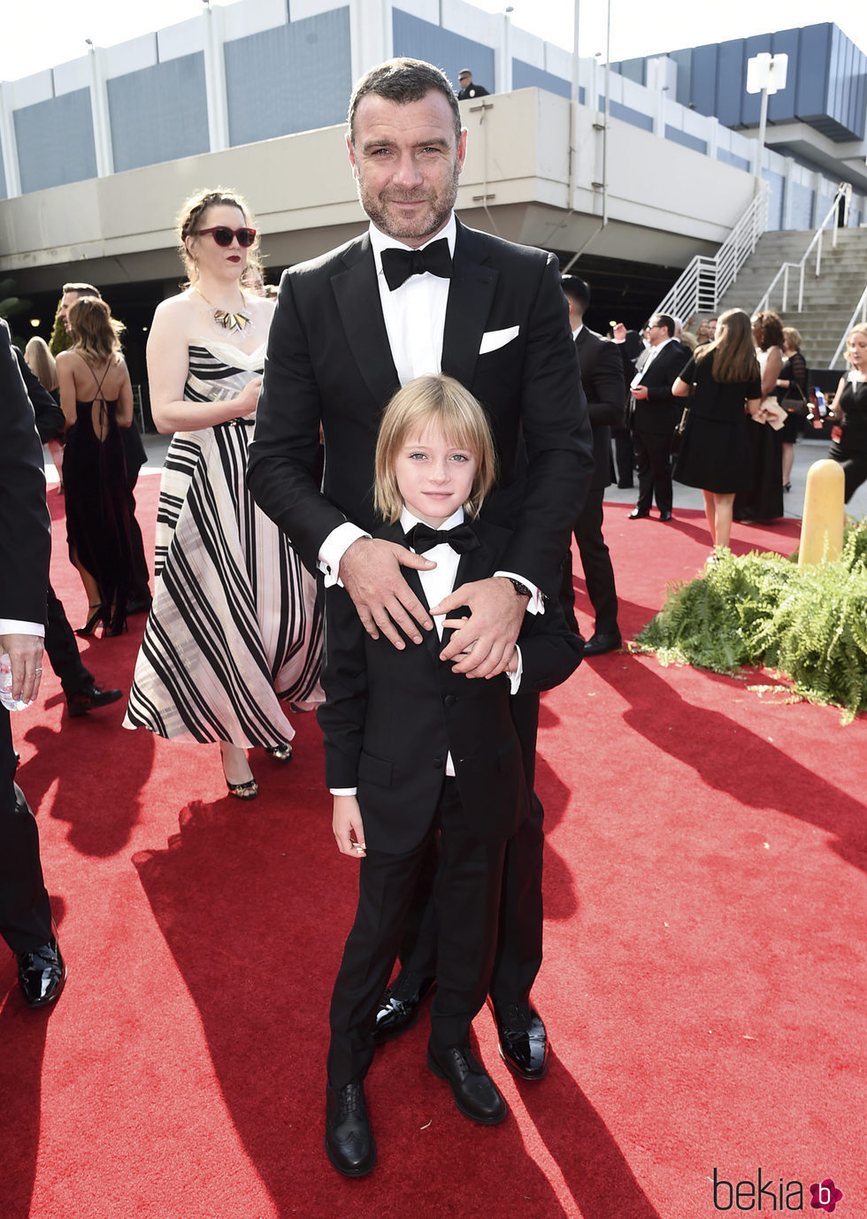 Liev Schreiber y su hijo Samuel Kai en la alfombra roja de los Premios Emmy 2017