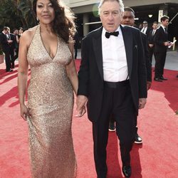 Grace Hightower y Robert De Niro en la alfombra roja de los Premios Emmy 2017