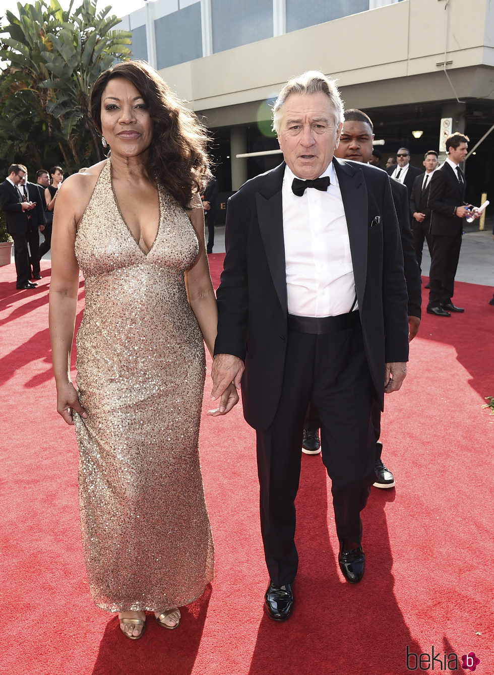 Grace Hightower y Robert De Niro en la alfombra roja de los Premios Emmy 2017