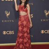 Sarah Hyland saludando a su llegada a la alfombra roja de los Premios Emmy 2017