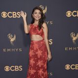Sarah Hyland saludando a su llegada a la alfombra roja de los Premios Emmy 2017