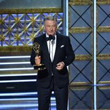 Alec Baldwin recogiendo su galardón de los Premios Emmy 2017