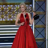 Nicole Kidman recogiendo su galardón de los Premios Emmy 2017