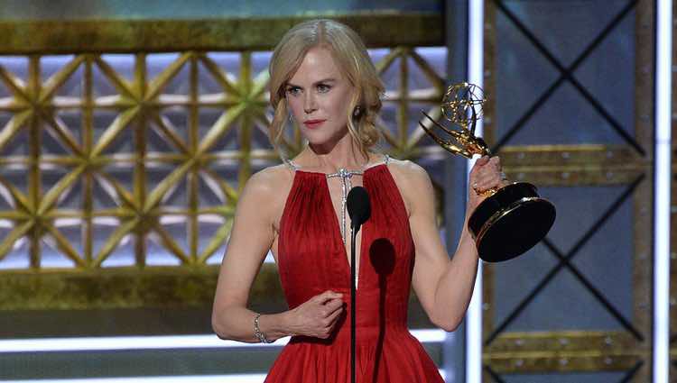 Nicole Kidman recogiendo su galardón de los Premios Emmy 2017