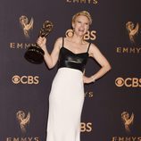 Kate McKinnon posando con su galardón de los Premios Emmy 2017