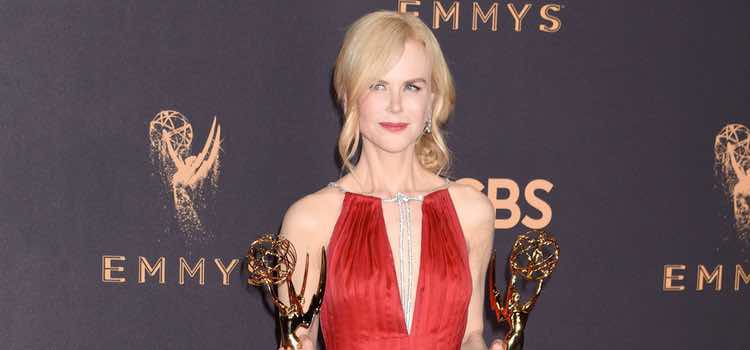 Nicole Kidman con un vestido rojo de Calvin Klein en los Premios Emmy 2017