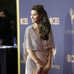 Jessica Biel en la alfombra roja de los Premios Emmy 2017