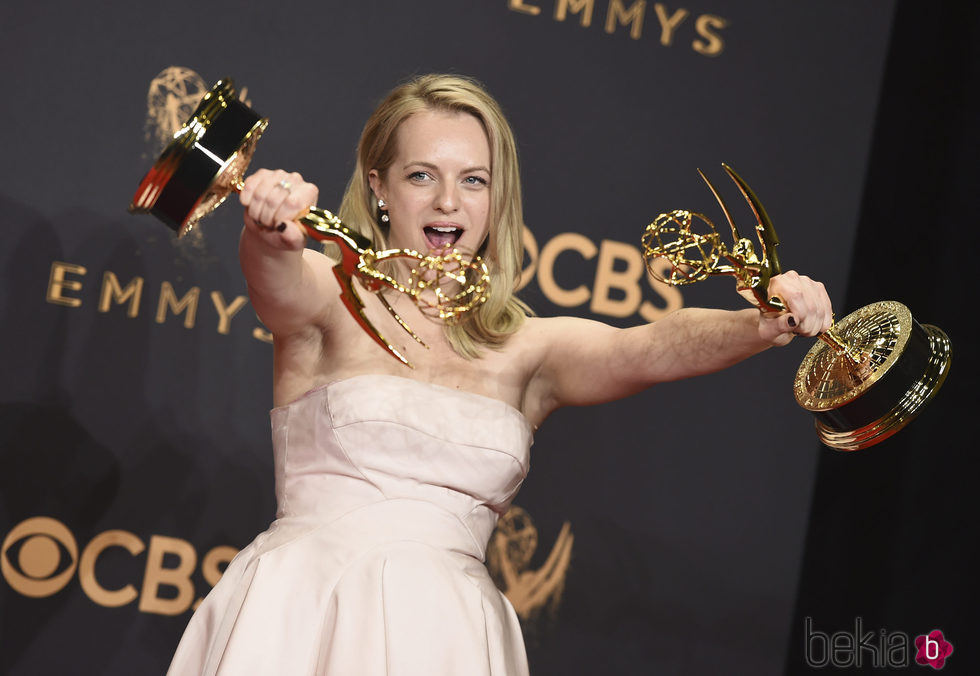 Elisabeth Moss posando con sus galardones de los Premios Emmy 2017