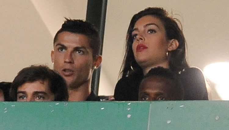 Cristiano Ronaldo y Georgina Rodrígue viendo un partido de fútbol en Lisoa