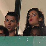 Cristiano Ronaldo y Georgina Rodrígue viendo un partido de fútbol en Lisoa
