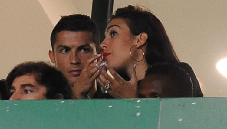 Georgina Rodríguez llevando un anillo sospechoso mientras ve un partido con Cristiano Ronaldo