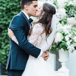 Marc Bartra y Melissa Jiménez besándose durante su boda