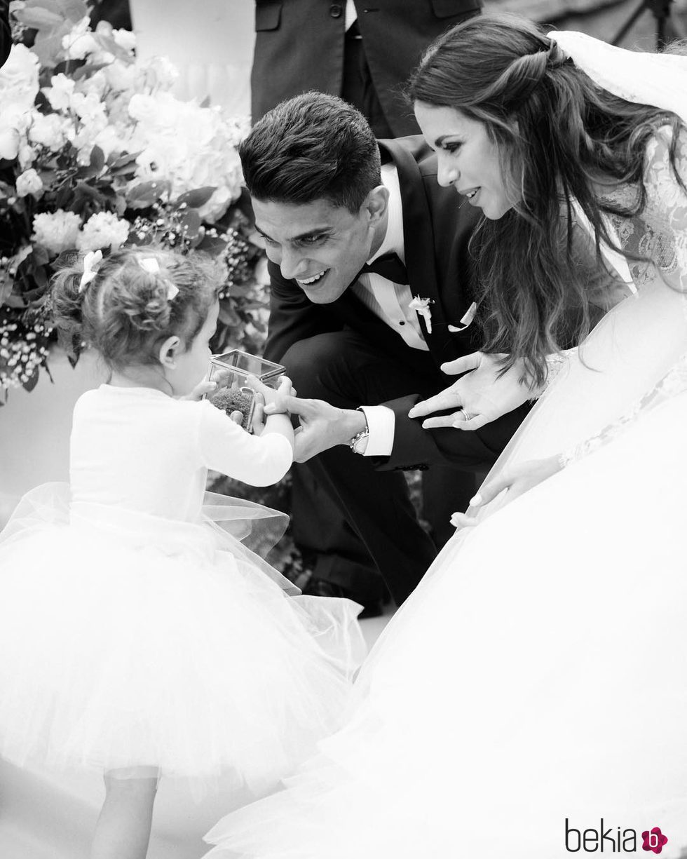 Marc Bartra y Melissa Jiménez con su hija Gala el día de su boda