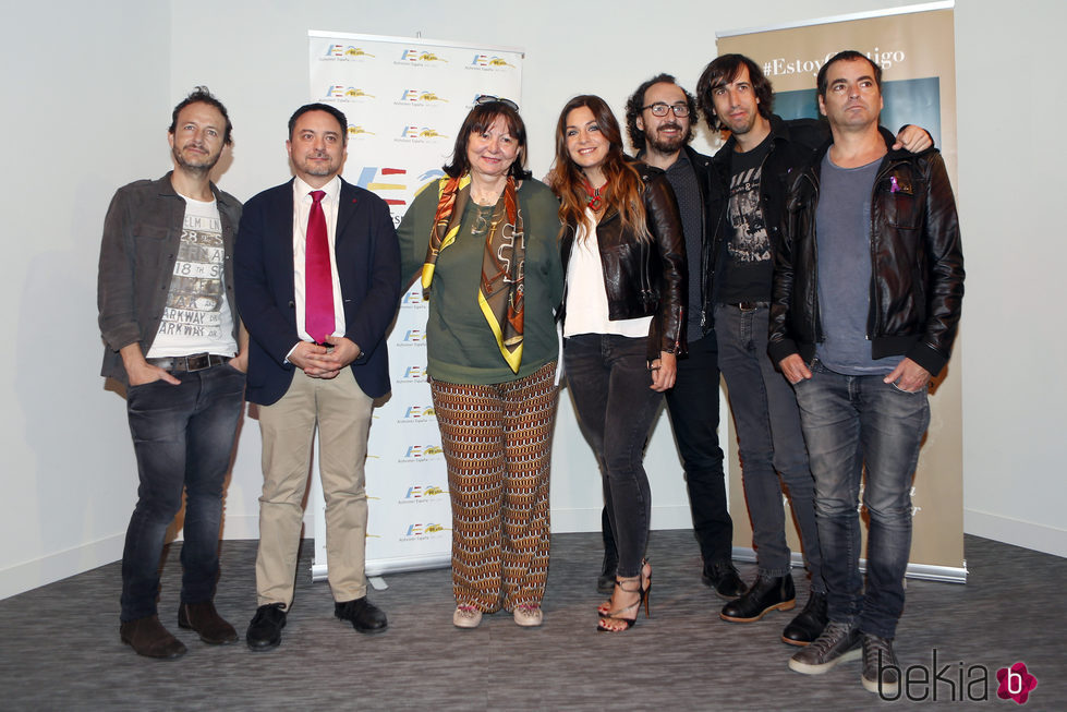 La Oreja de Van Gogh, David Pérez Martínez y Micheline Selmes presentando 'Estoy Contigo'