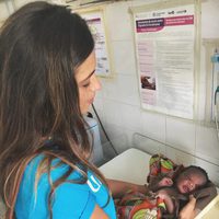 Sara Carbonero cuidando de un bebé como misionera en Senegal