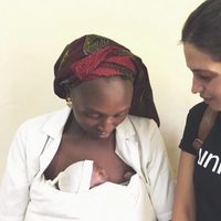 Sara Carbonero con un bebé recién nacido y su madre en Senegal