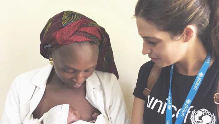 Sara Carbonero con un bebé recién nacido y su madre en Senegal
