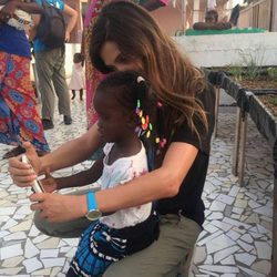 Sara Carbonero haciéndose una foto con una niña en Senegal