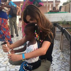 Sara Carbonero haciéndose una foto con una niña en Senegal