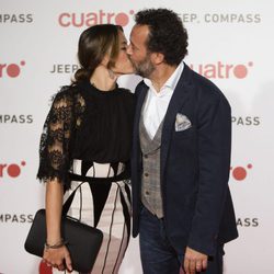 Cristina Alarcón y José Luis García Pérez besándose en la fiesta de Cuatro para presentar la temporada 2017