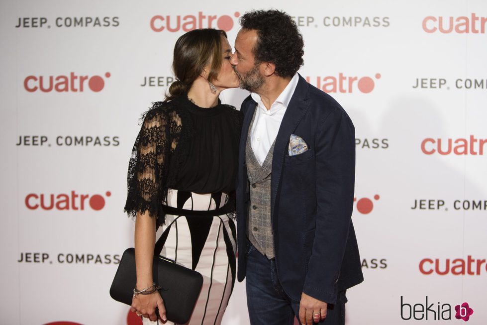 Cristina Alarcón y José Luis García Pérez besándose en la fiesta de Cuatro para presentar la temporada 2017