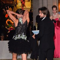 Carlota Casiraghi subiéndose la cremallera del vestido bajo la atenta mirada de Dimitri Rassam