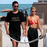 Scott Disick y Sofia Richie abandonando una playa de Miami juntos