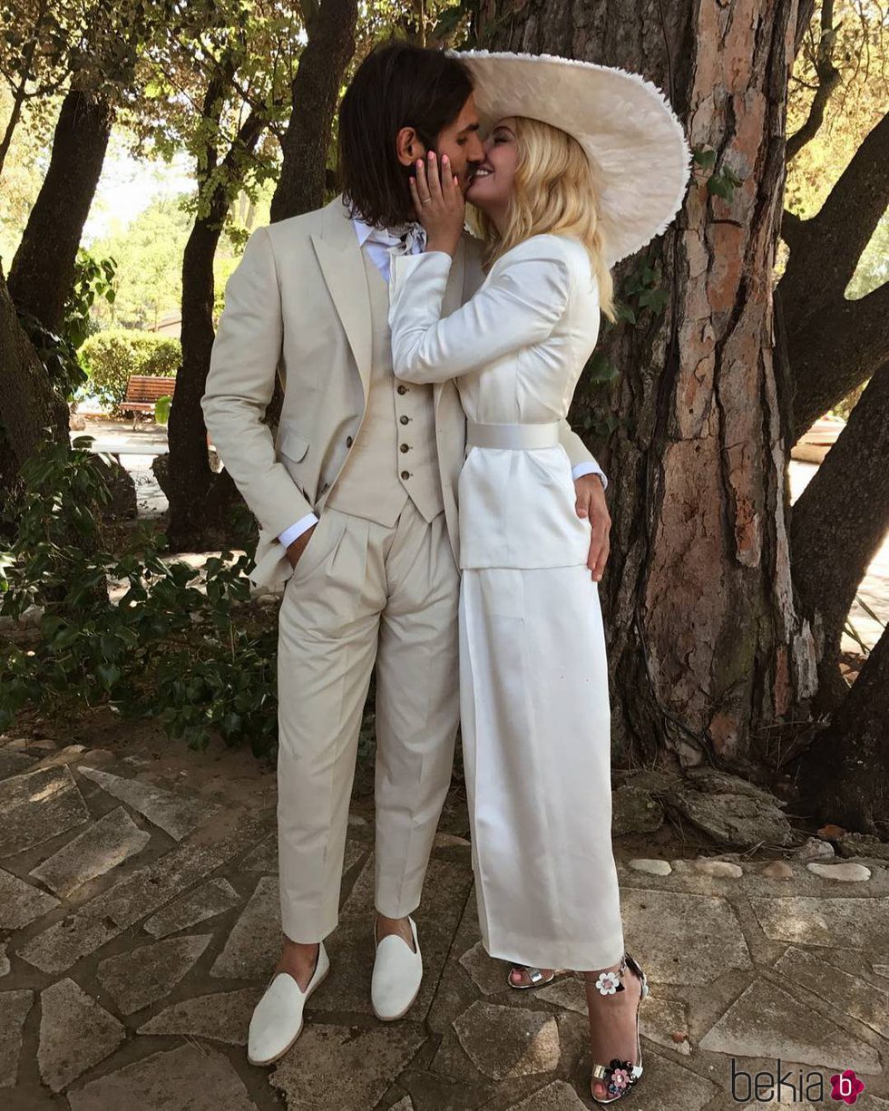 Miriam Giovanelli y Xabi Ortega besándose el día de su boda
