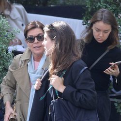 Carolina de Mónaco, Carlota Casiraghi y Alexandra de Hannover salen de comer en París