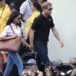 El Príncipe Harry y Meghan Markle cogidos de la mano