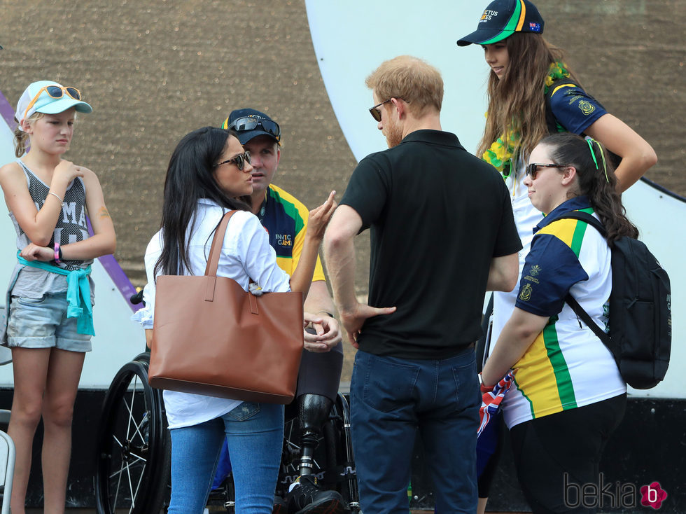 El Príncipe Harry y Meghan Markle hablando con unos espectadores de los Invictus Games de Toronto