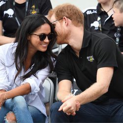 El Príncipe Harry susurra a Meghan Markle en los Invictus Games de Toronto