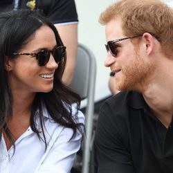 El Príncipe Harry y Meghan Markle se dedican una tierna mirada en los Invictus Games de Toronto