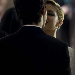 Úrsula Corberó y Chino Darín besándose en el Festival de cine de San Sebastián 2017