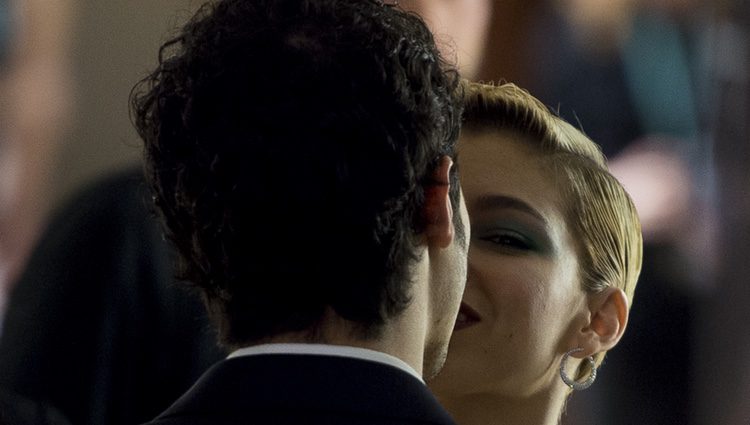 Úrsula Corberó y Chino Darín besándose en el Festival de cine de San Sebastián 2017