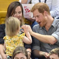 El Príncipe Harry, muy cariñoso con una niña en los Invictus Games de Toronto