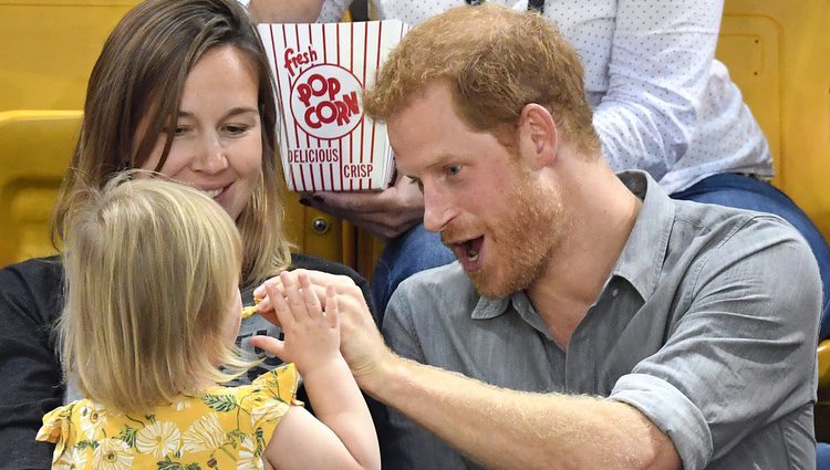 El Príncipe Harry, muy cariñoso con una niña en los Invictus Games de Toronto