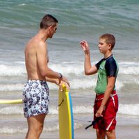 Iñaki Urdangarin y su hijo Juan Urdangarin en la playa de Bidart