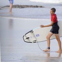 Juan Urdangarin haciendo surf en Bidart