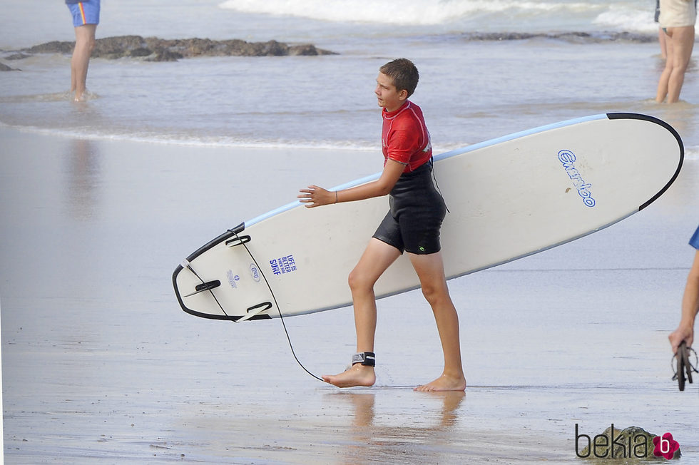 Juan Urdangarin haciendo surf en Bidart