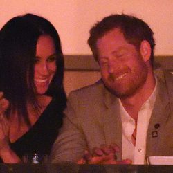 El Príncipe Harry y Meghan Markle, sonrientes y enamorados en la clausura de los Invictus Games