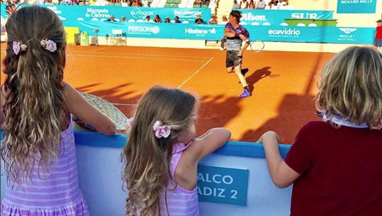 Los tres hijos de Carolina Cerezuela y Carlos Moyá viendo el tenis